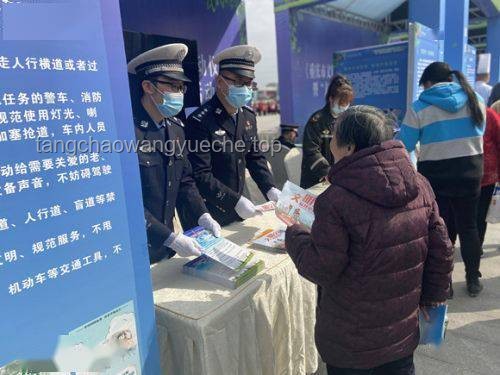 有人高空撒1000万现金？警方高效应对方案